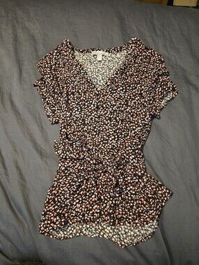 Women’s Black Floral V-Neck Short Sleeve Top with Belt
